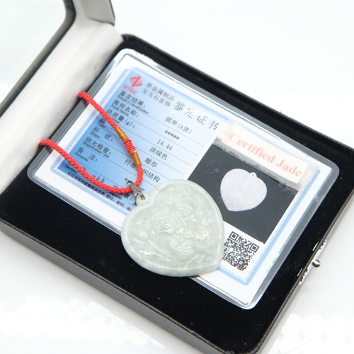 115 - Jade heart shaped pendant, H: 40 mm. UK P&P Group 0 (£7+VAT for the first lot and £1+VAT for subsequ... 