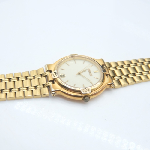 128 - Gucci gold plated gent's wristwatch with date aperture. UK P&P Group 1 (£18+VAT for the first lot an... 