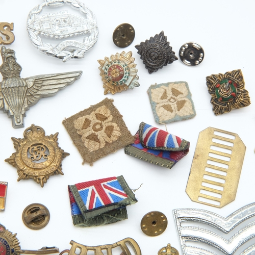 159 - Cap badge accoutrements including slides and pins, with some cloth insignia. UK P&P Group 1 (£18+VAT... 