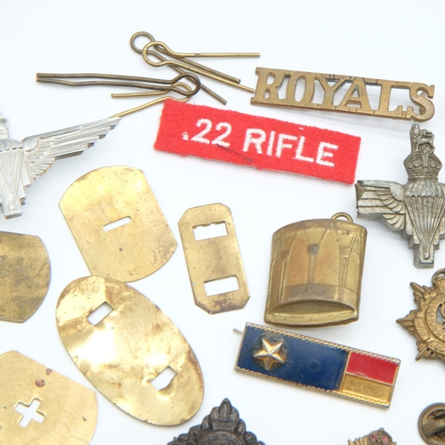 159 - Cap badge accoutrements including slides and pins, with some cloth insignia. UK P&P Group 1 (£18+VAT... 