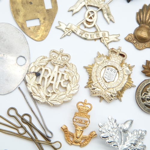 159 - Cap badge accoutrements including slides and pins, with some cloth insignia. UK P&P Group 1 (£18+VAT... 