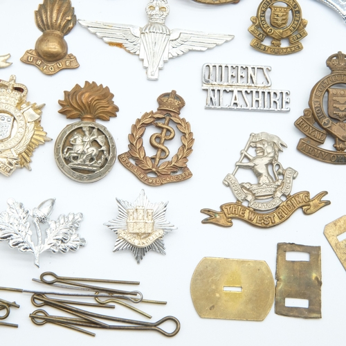 159 - Cap badge accoutrements including slides and pins, with some cloth insignia. UK P&P Group 1 (£18+VAT... 