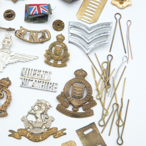159 - Cap badge accoutrements including slides and pins, with some cloth insignia. UK P&P Group 1 (£18+VAT... 