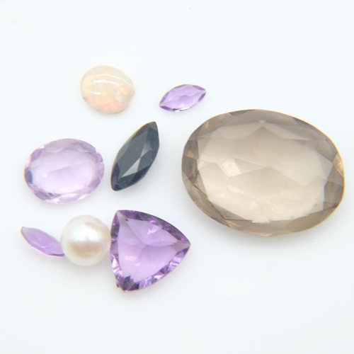 67 - Small collection of natural gemstones to include opal, amethyst, quartz, pearl and sapphire, in vari... 
