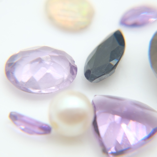 67 - Small collection of natural gemstones to include opal, amethyst, quartz, pearl and sapphire, in vari... 