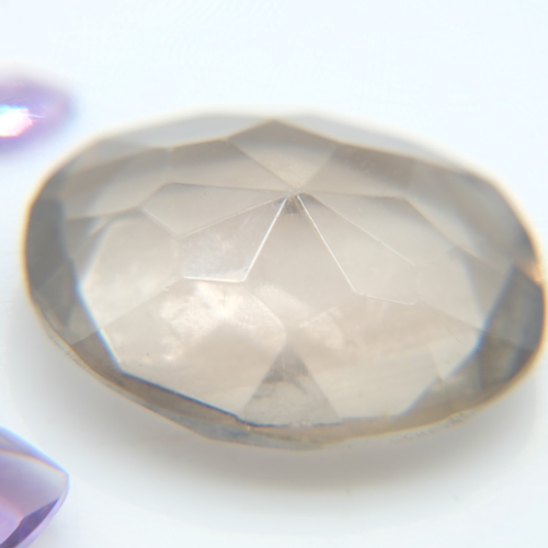 67 - Small collection of natural gemstones to include opal, amethyst, quartz, pearl and sapphire, in vari... 