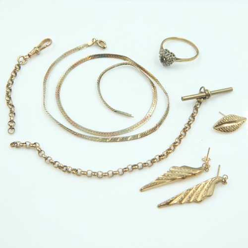 109A - Mixed 9ct gold, pair of earrings, a ring and broken jewellery, 10.6g combined. UK P&P Group 0 (£7+VA... 