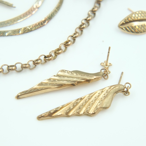 109A - Mixed 9ct gold, pair of earrings, a ring and broken jewellery, 10.6g combined. UK P&P Group 0 (£7+VA... 