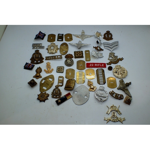 1055 - Cap badge accoutrements including slides and pins, with some cloth insignia. UK P&P Group 1 (£18+VAT... 