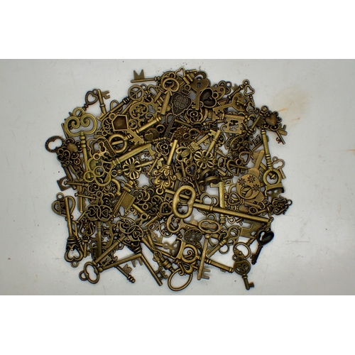 1058 - Quantity of ornate brass skeleton keys. UK P&P Group 1 (£18+VAT for the first lot and £2+VAT for sub... 