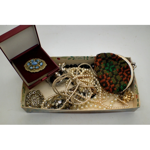 1063 - Quantity of mixed costume jewellery to include pearl necklaces and brooches. UK P&P Group 1 (£18+VAT... 