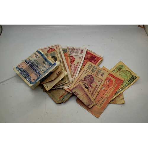 1072 - Quantity of uncirculated world bank notes  . UK P&P Group 0 (£7+VAT for the first lot and £1+VAT for... 