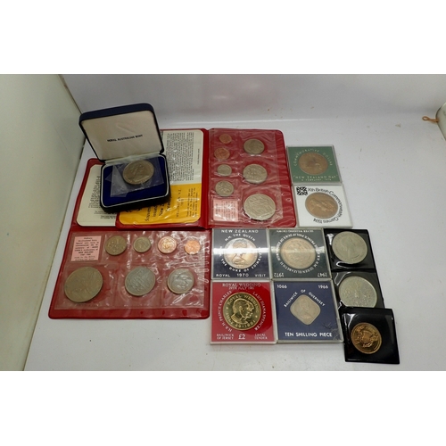 1080 - Quantity of cased commemoratives with some year sets .UK P&P Group 1 (£18+VAT for the first lot and ... 