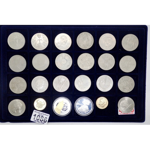 1086 - Quantity of crowns and legal tender five pound coins. UK P&P Group 1 (£18+VAT for the first lot and ... 