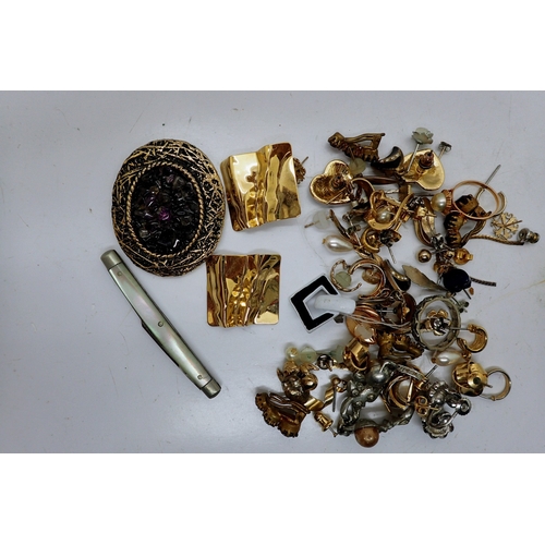 1091 - Mixed yellow metal earrings and jewellery. UK P&P Group 1 (£18+VAT for the first lot and £2+VAT for ... 