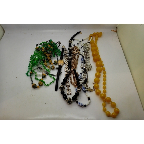 1092 - Mixed costume jewellery including beaded necklaces  UK P&P Group 1 (£18+VAT for the first lot and £2... 