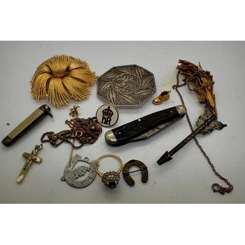 1095 - Mixed jewellery and two penknives. Not available for in-house P&P