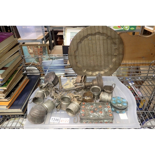 1346 - Tray of mixed metalware to include brass items. Not available for in-house P&P
