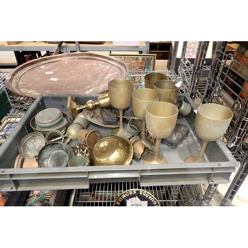 1353 - Tray of mixed metalware to include brass items. Not available for in-house P&P
