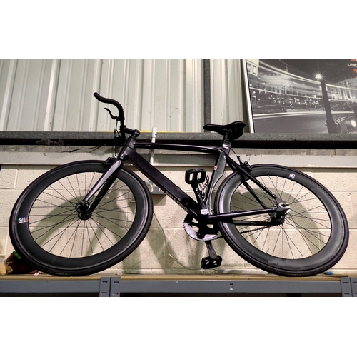 1001 - No logo single speed racing bike, 24 inch frame, 26 inch wheel. Not available for in-house P&P