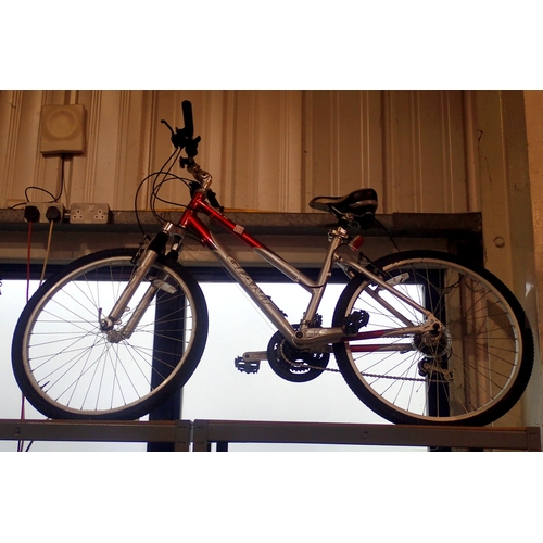 1006 - Giant Seona mountain bike, 16 inch frame, 25 inch wheel. Not available for in-house P&P