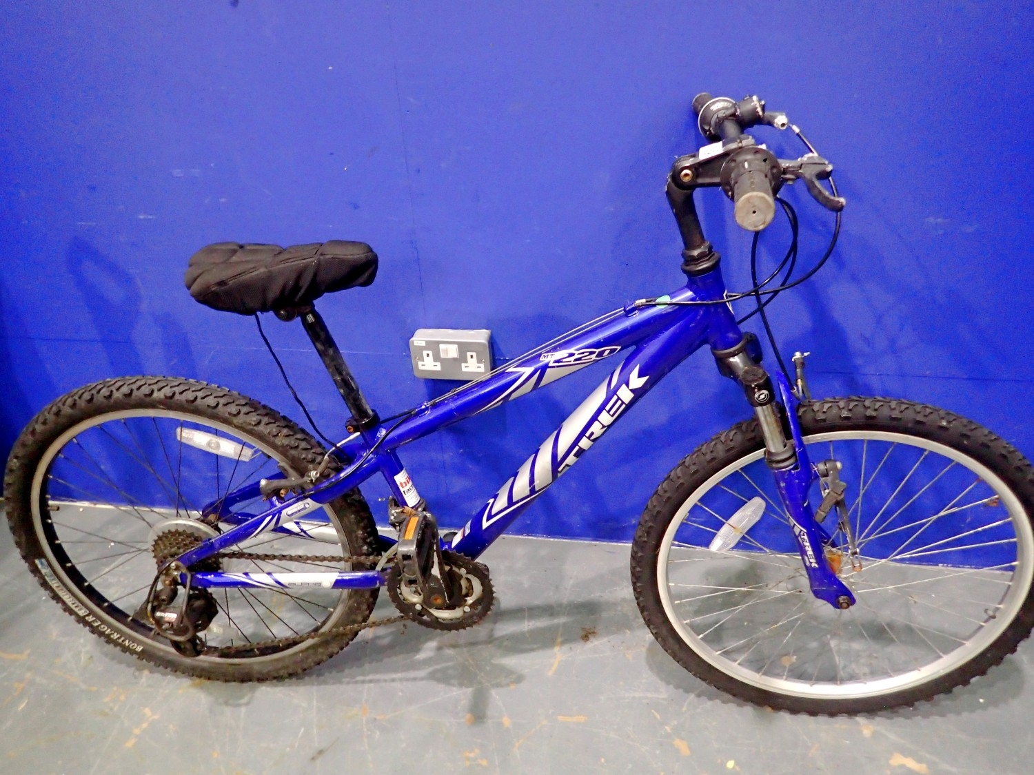 Trek MT220 21 speed 11 inch frame 22 inch wheel childrens mountain bike ...