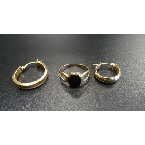 129 - SMALL SELECTION OF GOLD JEWELLERY
comprising a black agate set ring in nine carat gold, ring size G-... 