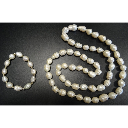 139 - BAROQUE PEARL NECKLACE
approximately 82cm long, together with a small pearl bracelet (2)