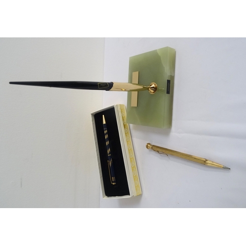 288 - SHEAFFER GREEN ONYX DESK STAND AND PEN
boxed, together with a Buckingham Palace boxed ballpoint pen;... 