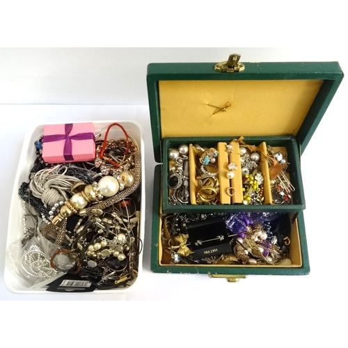 142 - LARGE SELECTION OF COSTUME JEWELLERY
including stone set and other rings, necklaces and pendants, br... 