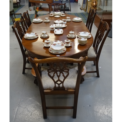 432 - EDWARDIAN MAHOGANY OVAL TOP DINING TABLE 
with two extra leaves, raised on stout cabriole legs with ... 