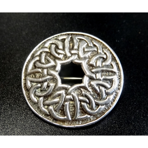 82 - JOHN HART 'IONA' SILVER CIRCULAR BROOCH
with Celtic knot design, Edinburgh 1964, 2.8cm diameter