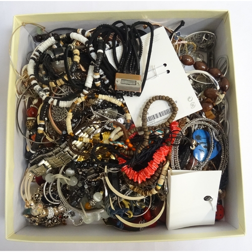 109 - SELECTION OF COSTUME JEWELLERY
including necklaces, pendants, bangles, bracelets, cufflinks, brooche... 