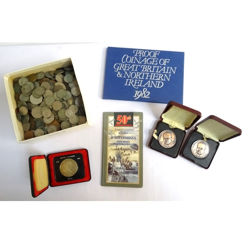 271 - COLLECTION OF WORLD COINS
19/20th century, 1 box, a Canada silver dollar 1971 with case, two Churchi... 