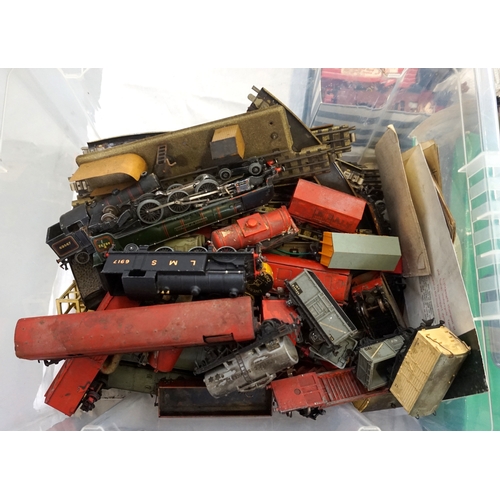 261 - LARGE SELECTION OF HORNBY DUBLO AND OTHER RAILWAYANA
including a boxed collection including controll... 