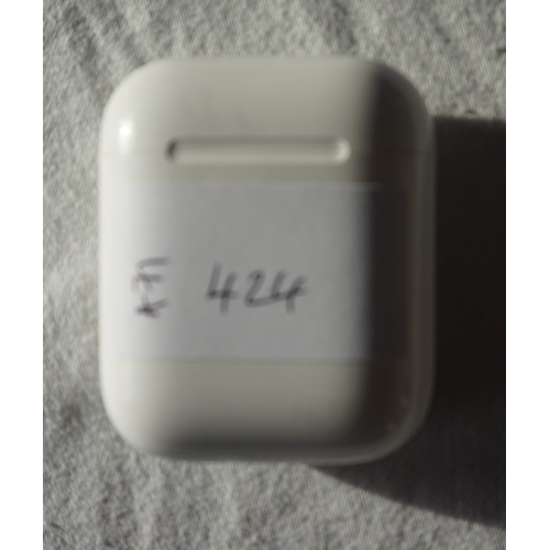 424 - APPLE AIRPOD CHARGING CASE