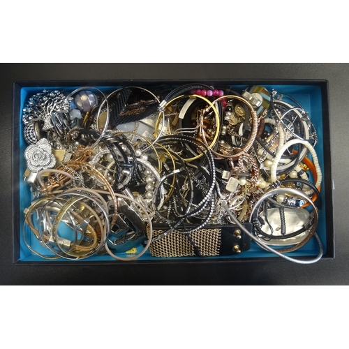 171 - SELECTION OF COSTUME JEWELLERY
including an Orli bracelet, various other bracelets and bangles, neck... 