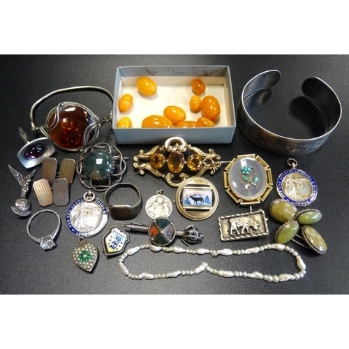 98 - GOOD SELECTION OF SILVER AND OTHER JEWELLERY
including a floral engraved bangle; a moss agate set si... 