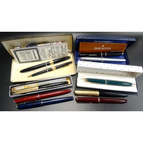 241 - COLLECTION OF FOUNTAIN PENS AND PENCILS
to include a Parker Slimfold fountain pen (14K nib), Osmiroi... 