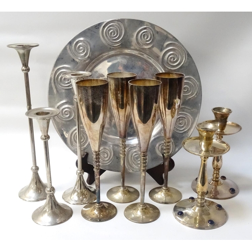 273 - MIXED LOT OF METALWARE
including a circular aluminium plate with a decorative border, three graduate... 