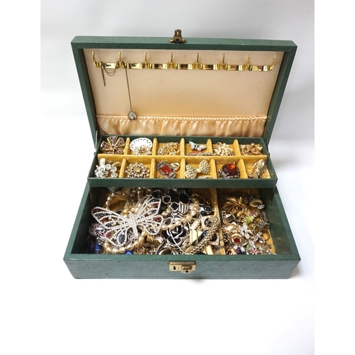 175 - COLLECTION OF COSTUME JEWELLERY
mainly brooches, but earrings and necklaces also included, in foldin... 