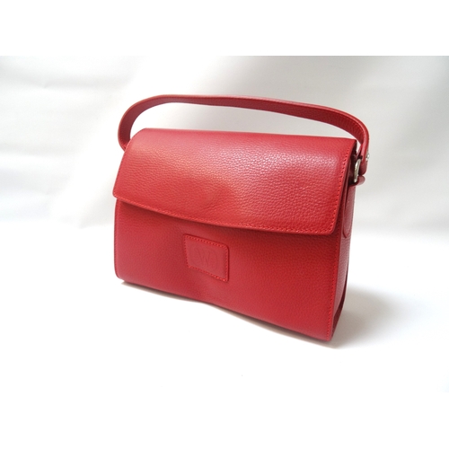 319 - NEW DE WAN LADY'S HANDBAG
in soft red leather with an interchangeable hand and shoulder strap and zi... 