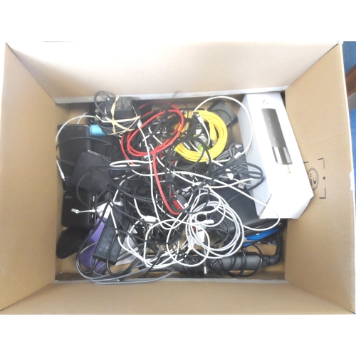 101 - ONE BOX OF GENERAL ELECTRICAL ITEMS, CABLES AND CONNECTORS
including power banks, electric corkscrew... 