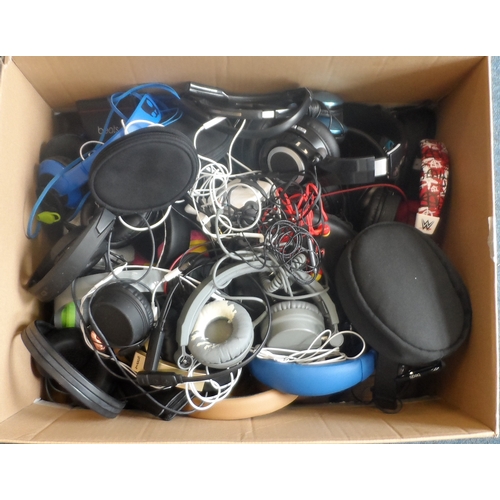 103 - ONE BOX OF BRANDED AND UNBRANDED HEADPHONES
including Sony, Skullcandy, JVC, Urban Ears, Sennheiser,... 