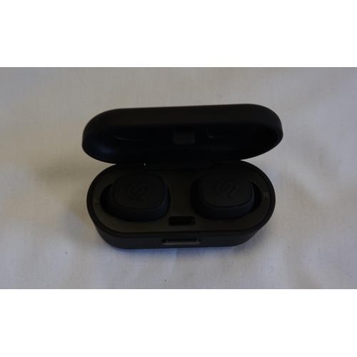 240 - URBANISTA IN-EAR STEREO WIRELESS HEADPHONES 
With charging case.