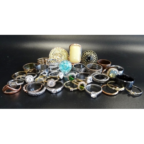 33 - SELECTION OF SILVER AND OTHER RINGS
of various sizes and designs including an eighteen carat gold pl... 