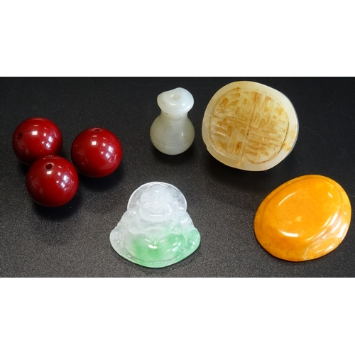 255 - SMALL SELECTION OF JADE AND AMBER 
comprising three cherry amber beads, a jade seal, a small carved ... 