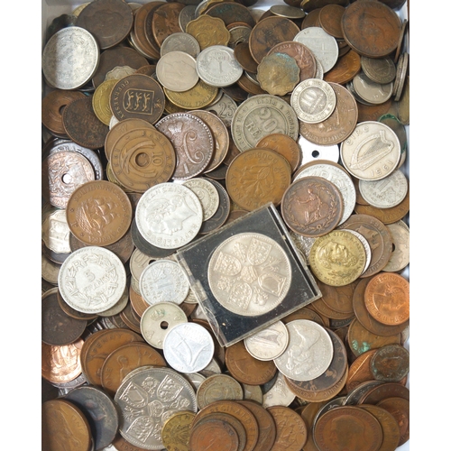 436 - SELECTION OF BRITISH AND WORLD COINS
including a George III 1799 Farthing, various Victorian and lat... 