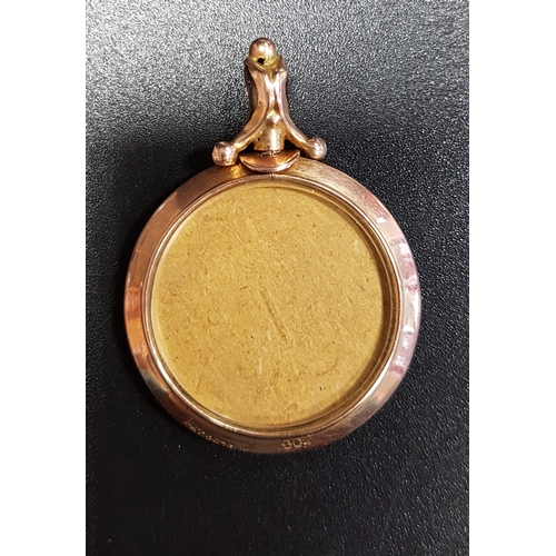 193 - NINE CARAT GOLD MOUNTED DOUBLE SIDED LOCKET PENDANT
each side with circular glazed panel