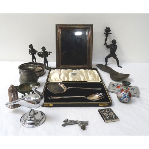 359 - SELECTION OF PLATED AND METAL WARES
to include a plated photograph frame, pewter tankard, cased set ... 